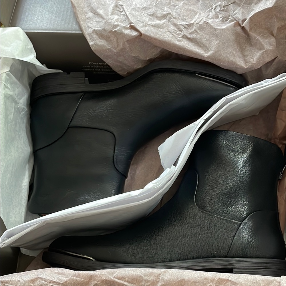 Women’s Perfect Black Ankle Boots Franco Sarto NIB! They size 6 but a small 6.